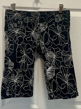 CACHE-embroidered white lotus Bermuda shorts.